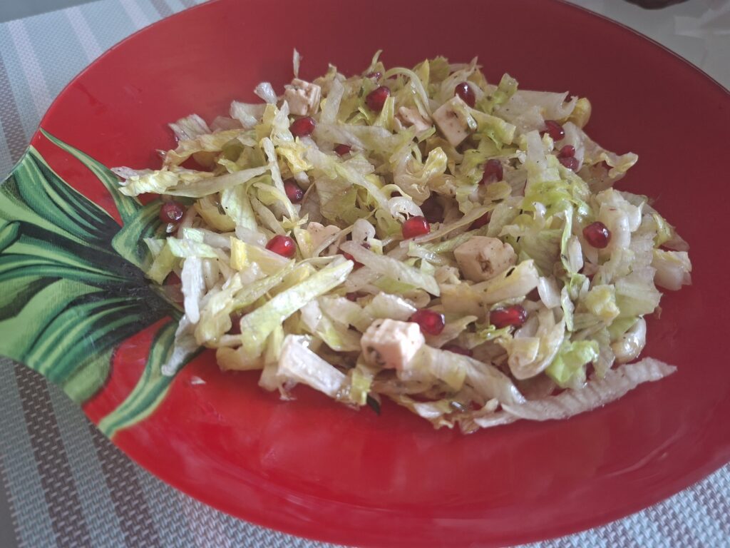 IJsbergsla met granaatappelpitjes en feta