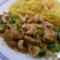 Indiase kip wokschotel met gele rijst en knapperige cashewnootjes…
