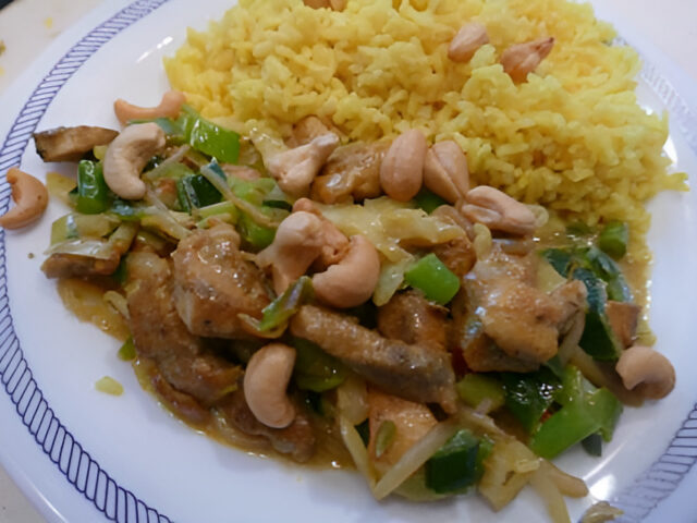 Indiase kip wokschotel met gele rijst en knapperige cashewnootjes…