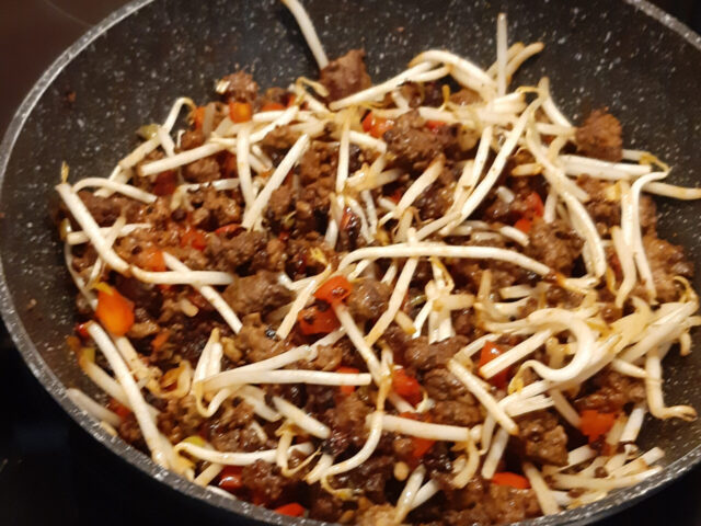 Indisch gekruid gehakt met paprika en taugé
