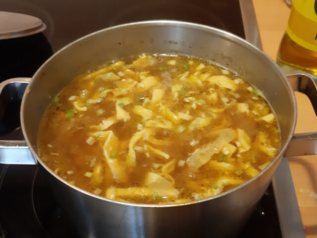 Indische uiensoep met varkensvlees en omelet reepjes (Sup Bawang)