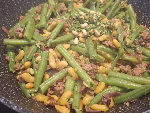 Italiaans bonenpannetje met pesto-gehakt.