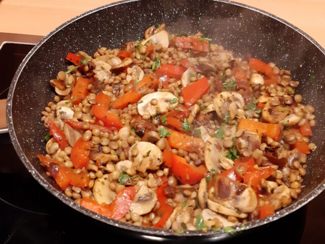 Italiaanse gekruide linzen met gebakken champignons, gedroogde tomaten, pesto en paprika