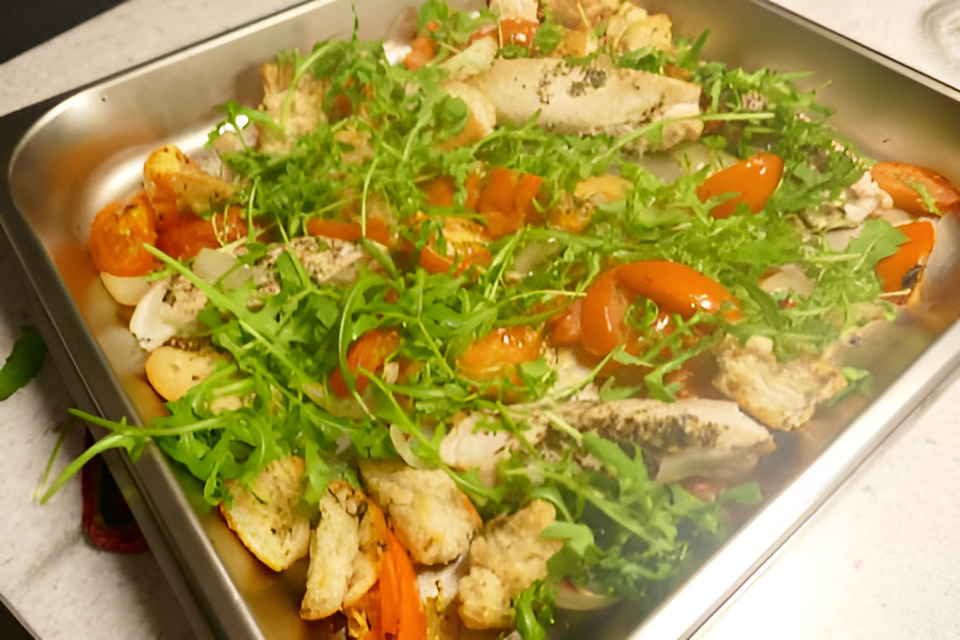 Italiaanse ovenkip met ui, tomaat, rucola en knapperige ciabatta.....