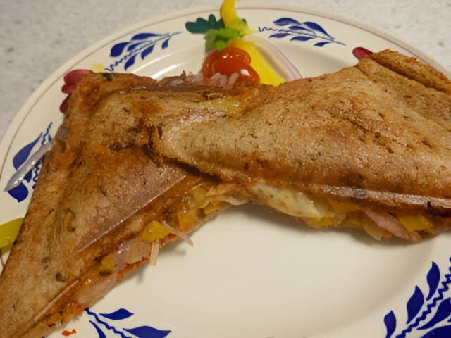 Italiaanse Tosti van Project Gezond met mozzarella, ui en paprika.