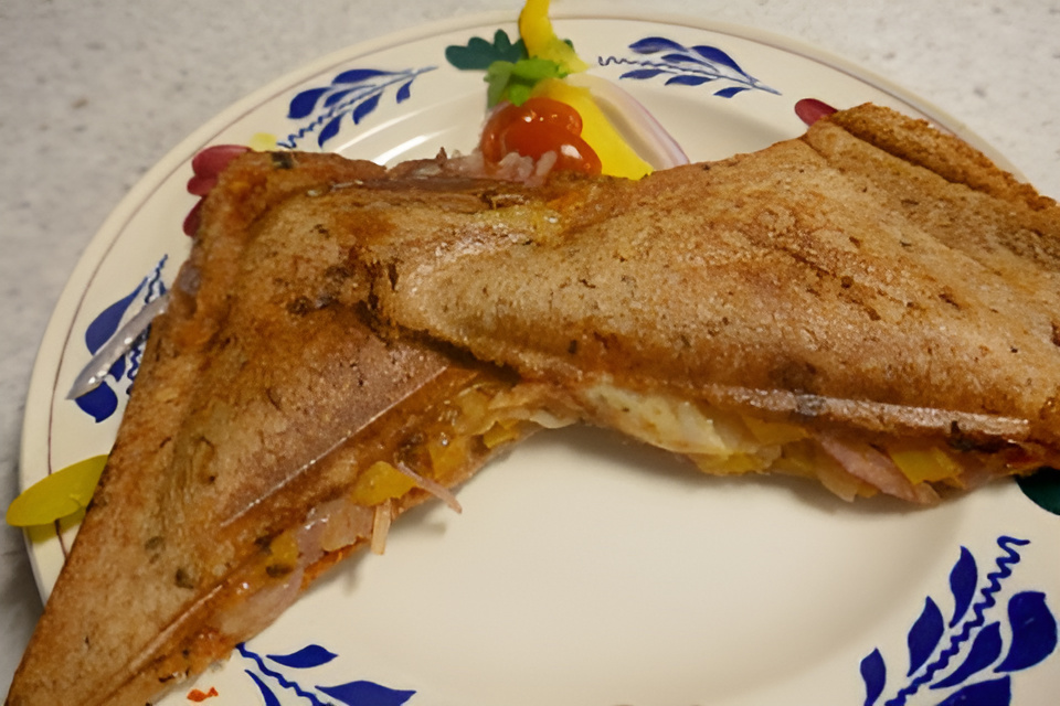 Italiaanse Tosti van Project Gezond met mozzarella, ui en paprika.