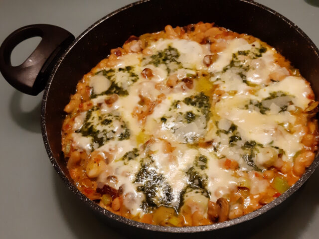 Italiaanse witte bonenschotel met champignons, prei, tomaat, pesto en mozzarella