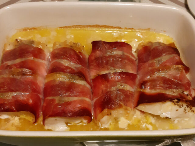 Italiaanse kabeljauwpakketjes met rauwe ham uit de oven