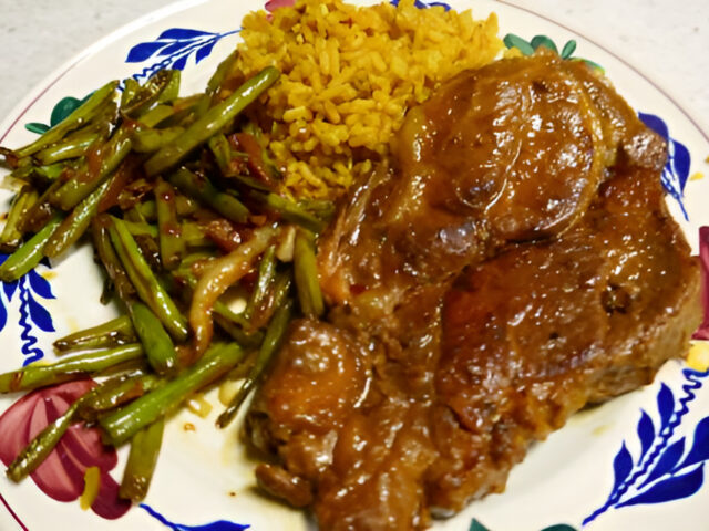 Ketjap karbonades met kruidige nasi en sambal boontjes