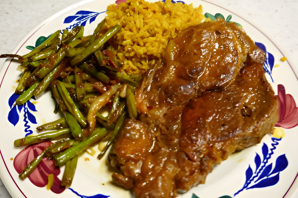 Ketjap karbonades met kruidige nasi en sambal boontjes