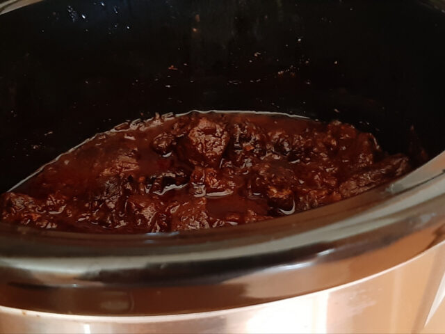 Aziatische rundvleesstoofpot met ketjap en kokosmelk uit de slowcooker