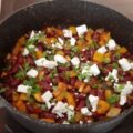 Pittige kidneybonen met paprika, feta en harissa. Snel en super gezond.