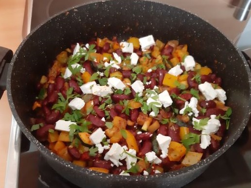 Pittige kidneybonen met paprika, feta en harissa. Snel en super gezond.