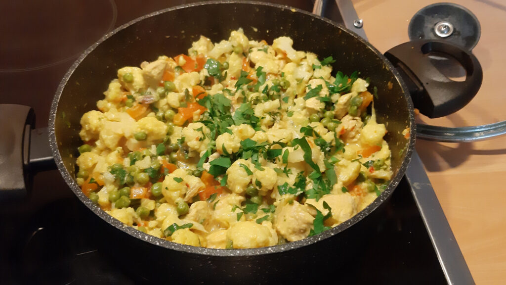 Kip Curry met bloemkool, doperwten en paprika, eenpansgerecht