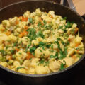 Kip Curry met bloemkool, doperwten en paprika, eenpansgerecht