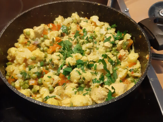 Kip Curry met bloemkool, doperwten en paprika, eenpansgerecht