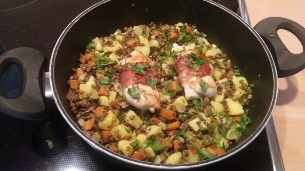 Kipfilet in Parmaham op een bedje van balsamicolinzen
