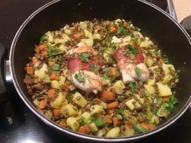 Kipfilet in Parmaham op een bedje van balsamicolinzen