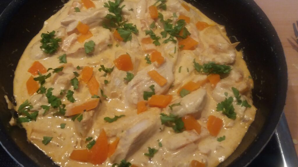 Malse stukjes kipfilet een een zachte paprikaroomsaus