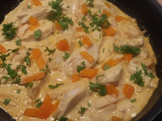 Malse stukjes kipfilet een een zachte paprikaroomsaus