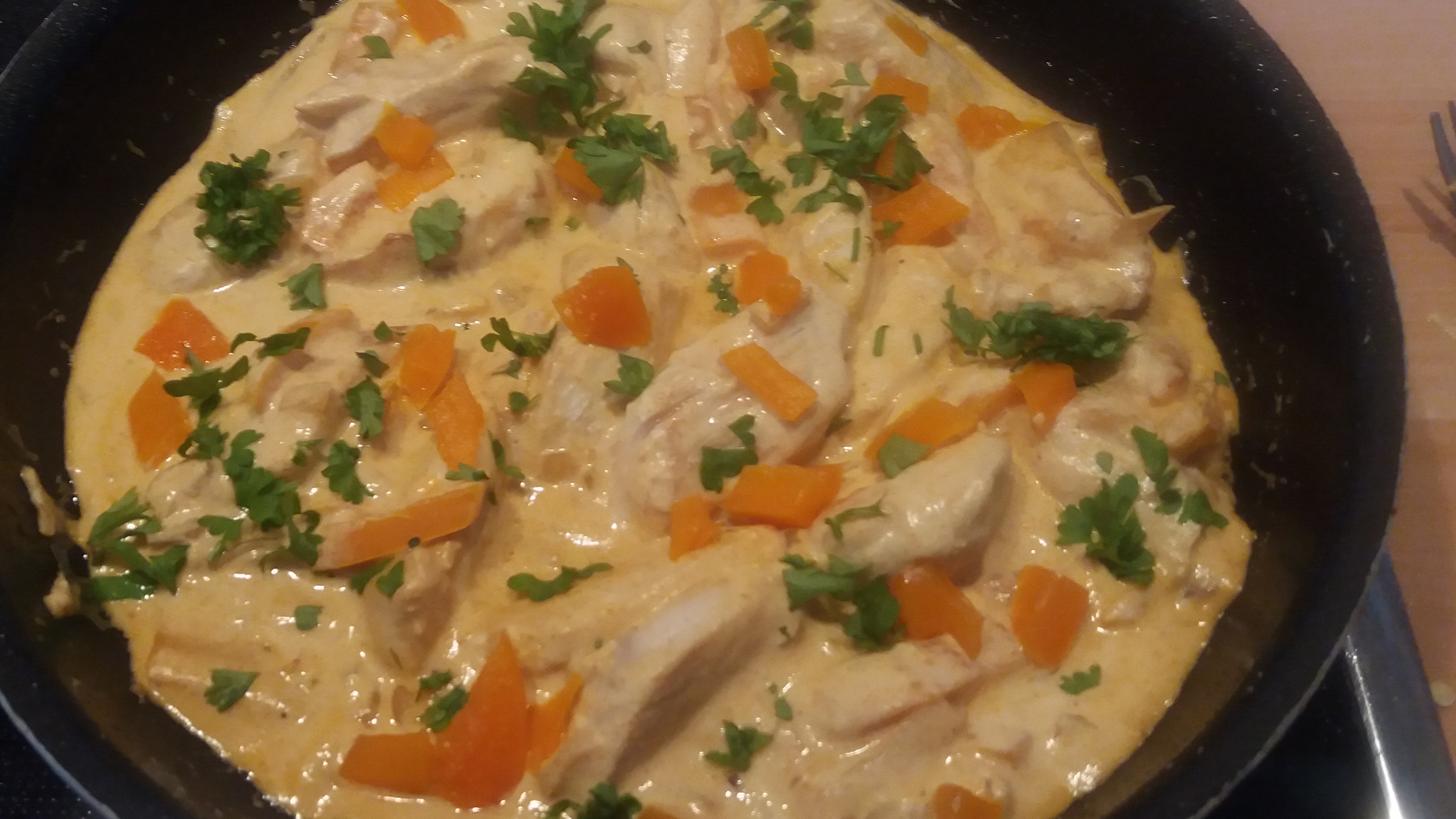Malse stukjes kipfilet een een zachte paprikaroomsaus