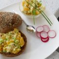 Kipkerrie salade met perzik