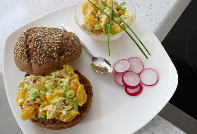 Kipkerrie salade met perzik