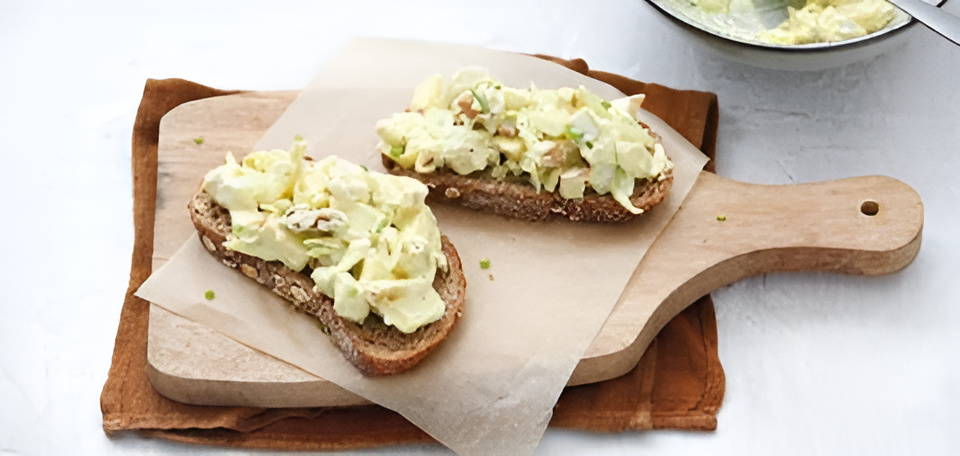 Kipsalade met kerriedressing en walnoten