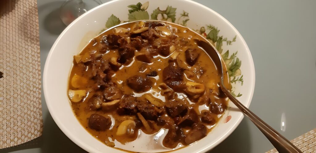 Wildragout (wildzwijn) met paddenstoelen en cranberrycompote uit de slowcooker