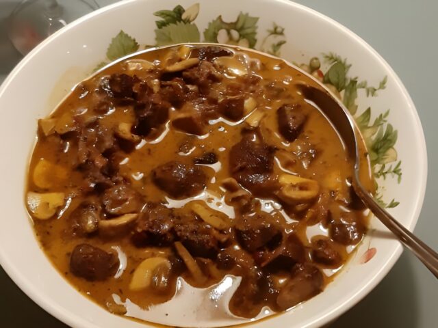 Wildragout (wildzwijn) met paddenstoelen en cranberrycompote uit de slowcooker