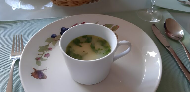 Amusesoep met avocado en sambal brandal