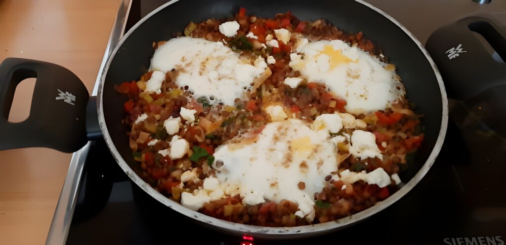 Linzen shakshuka met tomaat, paprika, eieren en feta