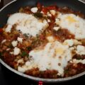 Linzen shakshuka met tomaat, paprika, eieren en feta