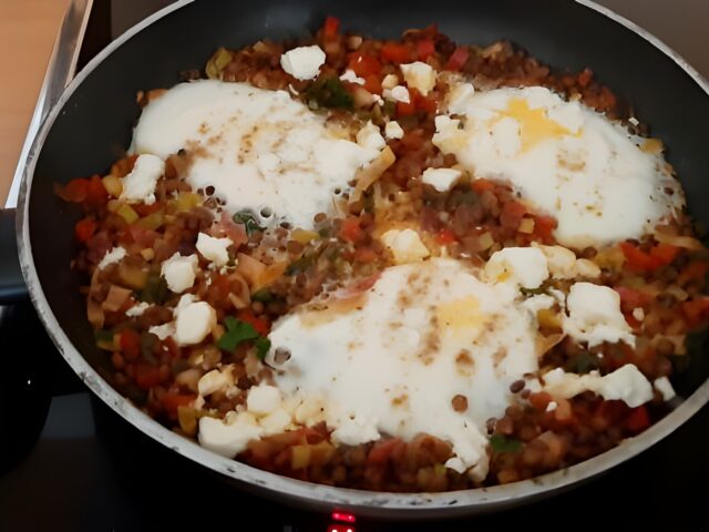 Linzen shakshuka met tomaat, paprika, eieren en feta