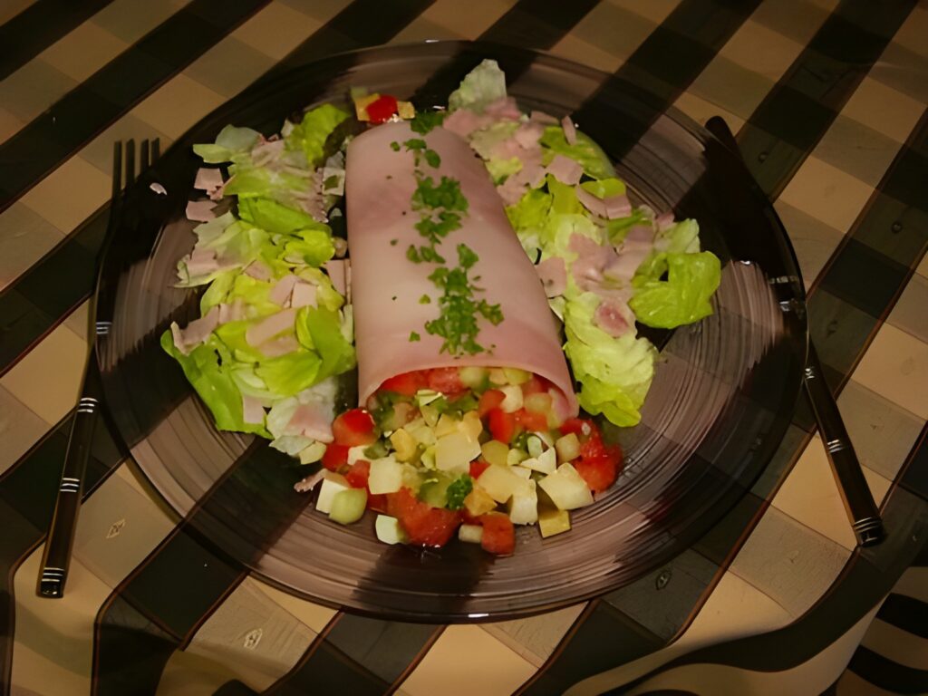 Hamhoorntjes gevuld met een salade van cheddar, tomaat en pijnboompitten