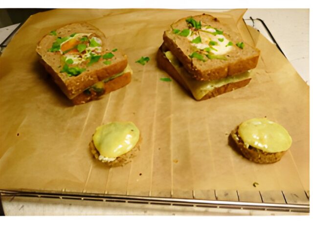 Tosti Funghi met feta, kaas en een eitje.