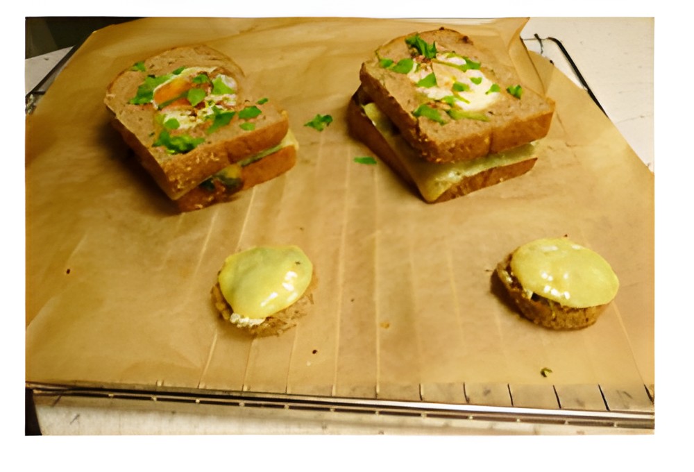 Tosti Funghi met feta, kaas en een eitje.