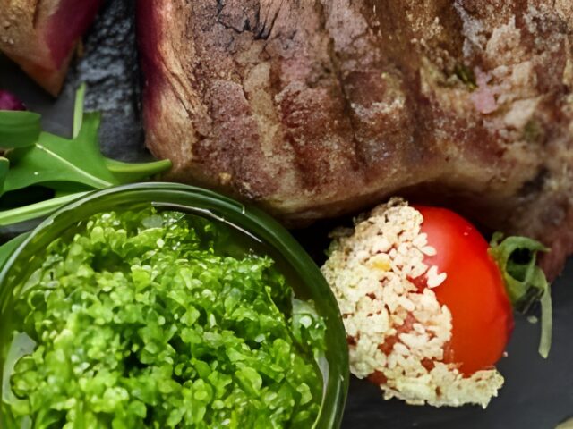 Biefstuk in balsamico-wijnsaus met groene pesto