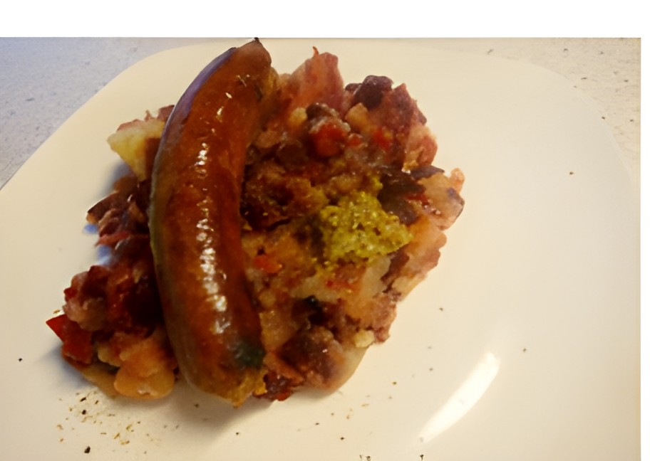 Rode Bietjesstamppot met appel, ui en een gekruid saucijsje.