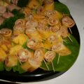 Omeletrolletjes gevuld met kruidenkaas en rauwe ham