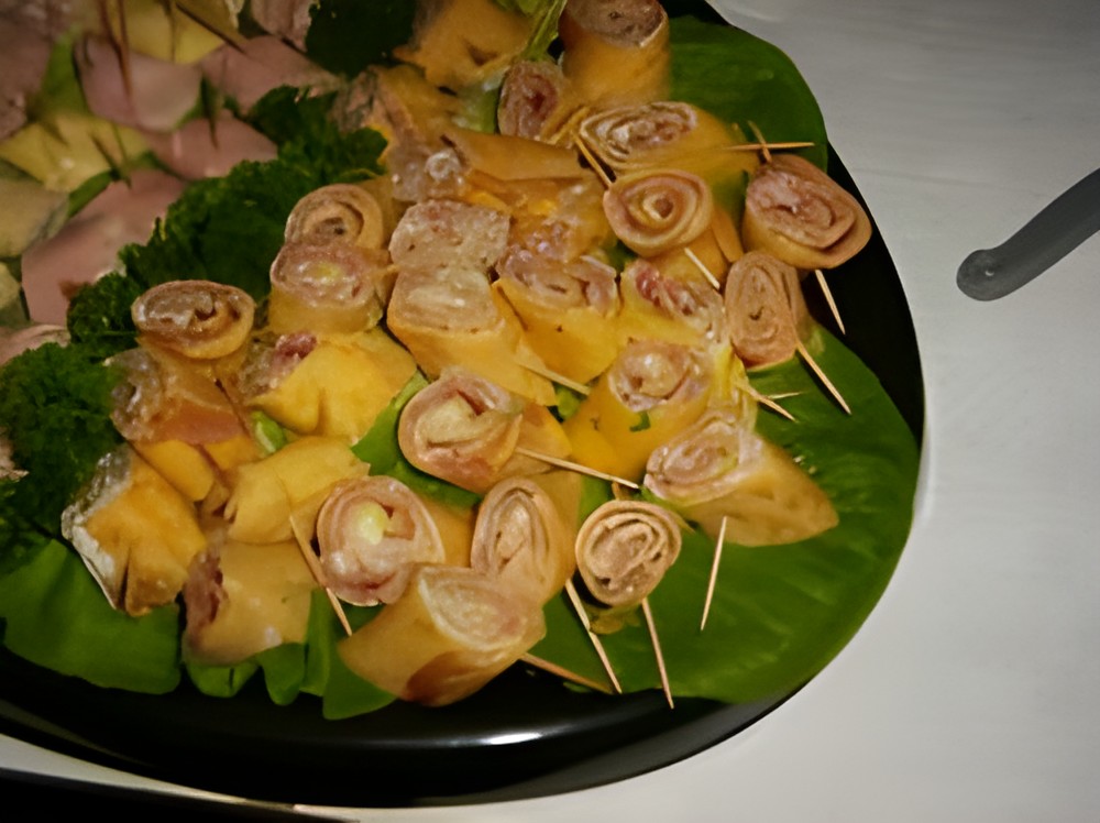 Omeletrolletjes gevuld met kruidenkaas en rauwe ham