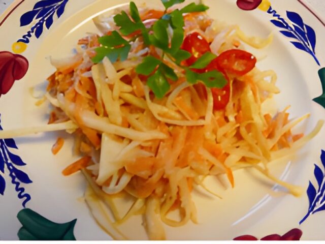 Witte koolsalade met pindadressing