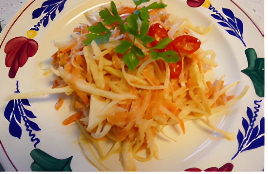 Witte koolsalade met pindadressing