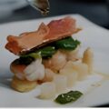 Scampi met asperges en Serranoham