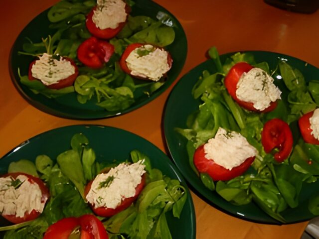 Tomaten gevuld met een mousse van gerookte forel