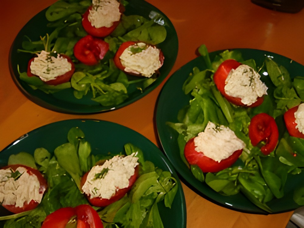 Tomaten gevuld met een mousse van gerookte forel