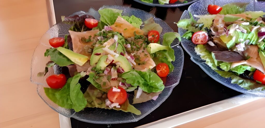 Voorgerecht met gerookte zalm, avocado en een honing-mosterddressing