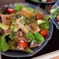 Voorgerecht met gerookte zalm, avocado en een honing-mosterddressing