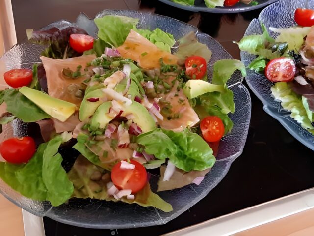 Voorgerecht met gerookte zalm, avocado en een honing-mosterddressing