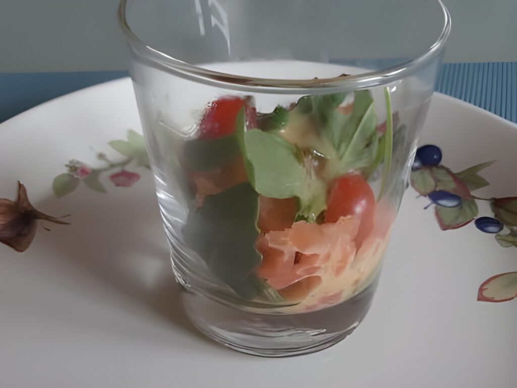 Glaasje rucola gerookte zalm en honingmosterddressing. Een lekker en snel voorgerecht.